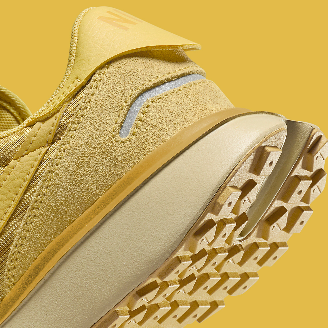 Nike Phoenix Waffle 'University Gold': Thiết kế mới lạ đầy bắt mắt - 8
