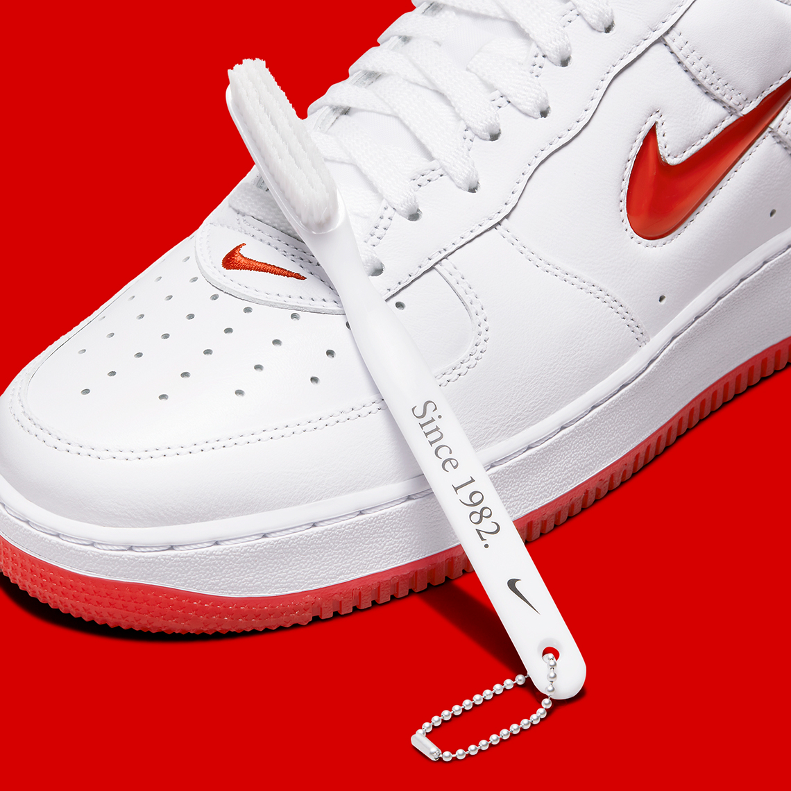 Nike ra mắt Air Force 1 Low Color of the Month mới với gam màu trắng đỏ - 10