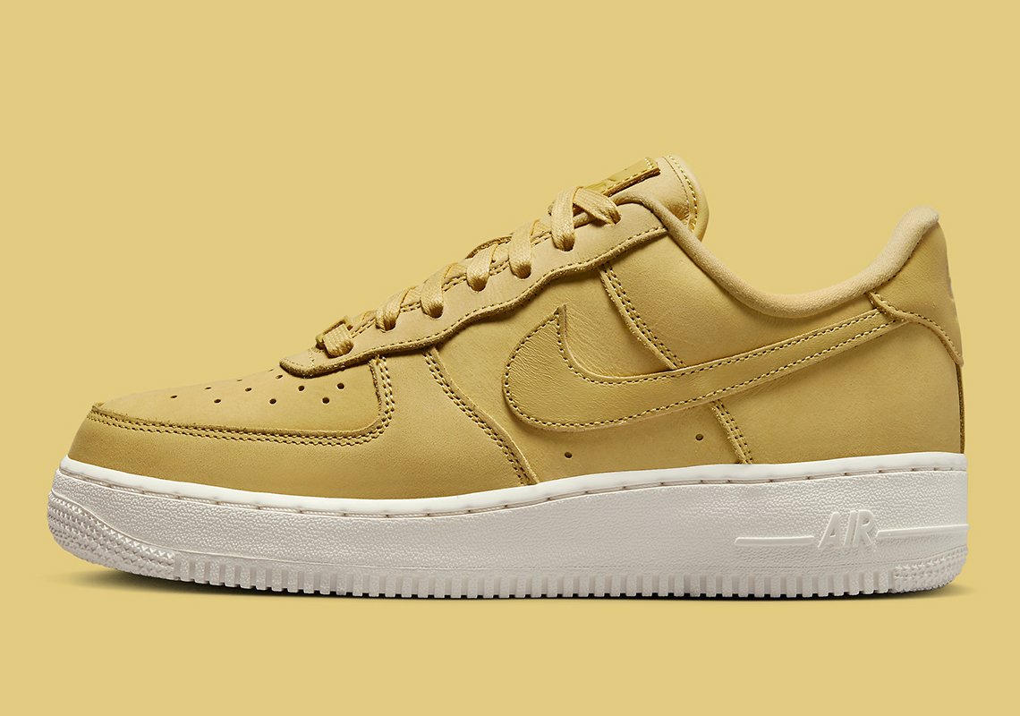 Nike's Premium Nubuck Air Force 1s xuất hiện với màu gold - 2
