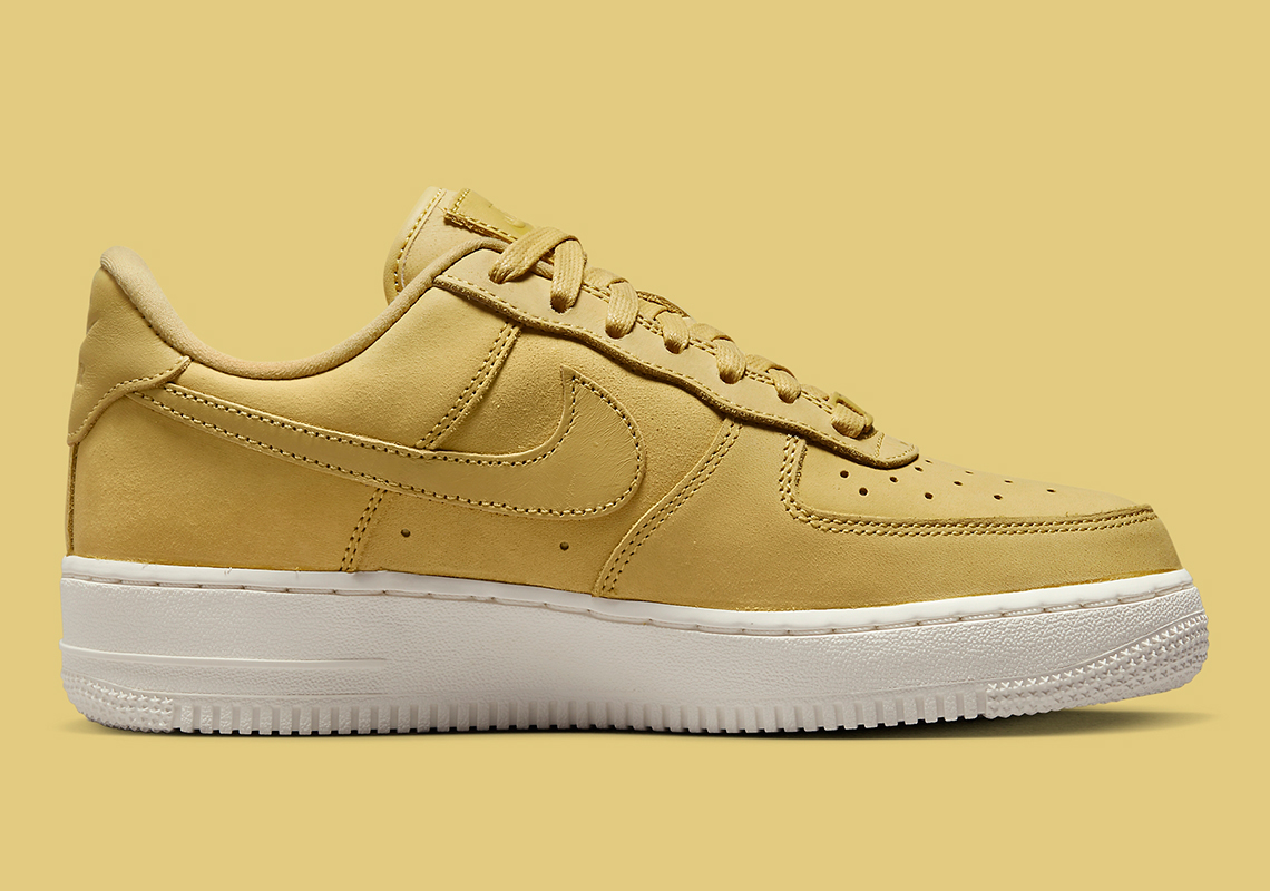 Nike's Premium Nubuck Air Force 1s xuất hiện với màu gold - 3