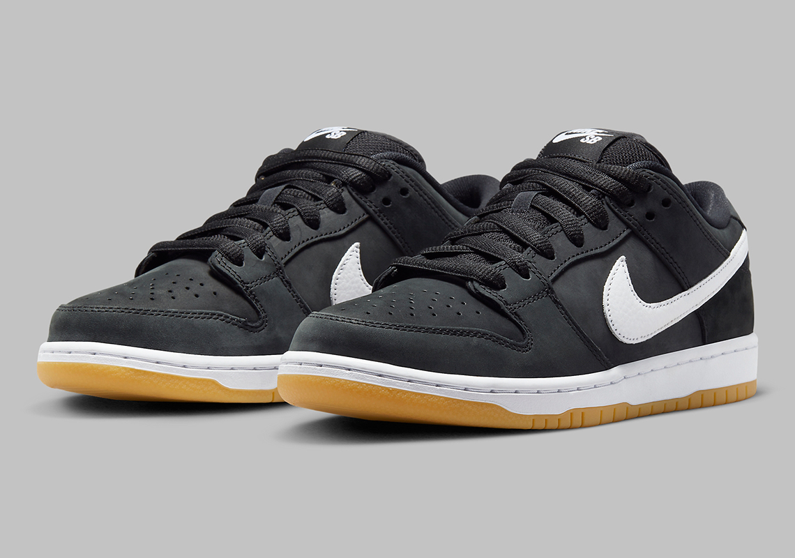 Nike SB Dunk Low trở lại mẫu cơ bản với màu đen/đế cao su