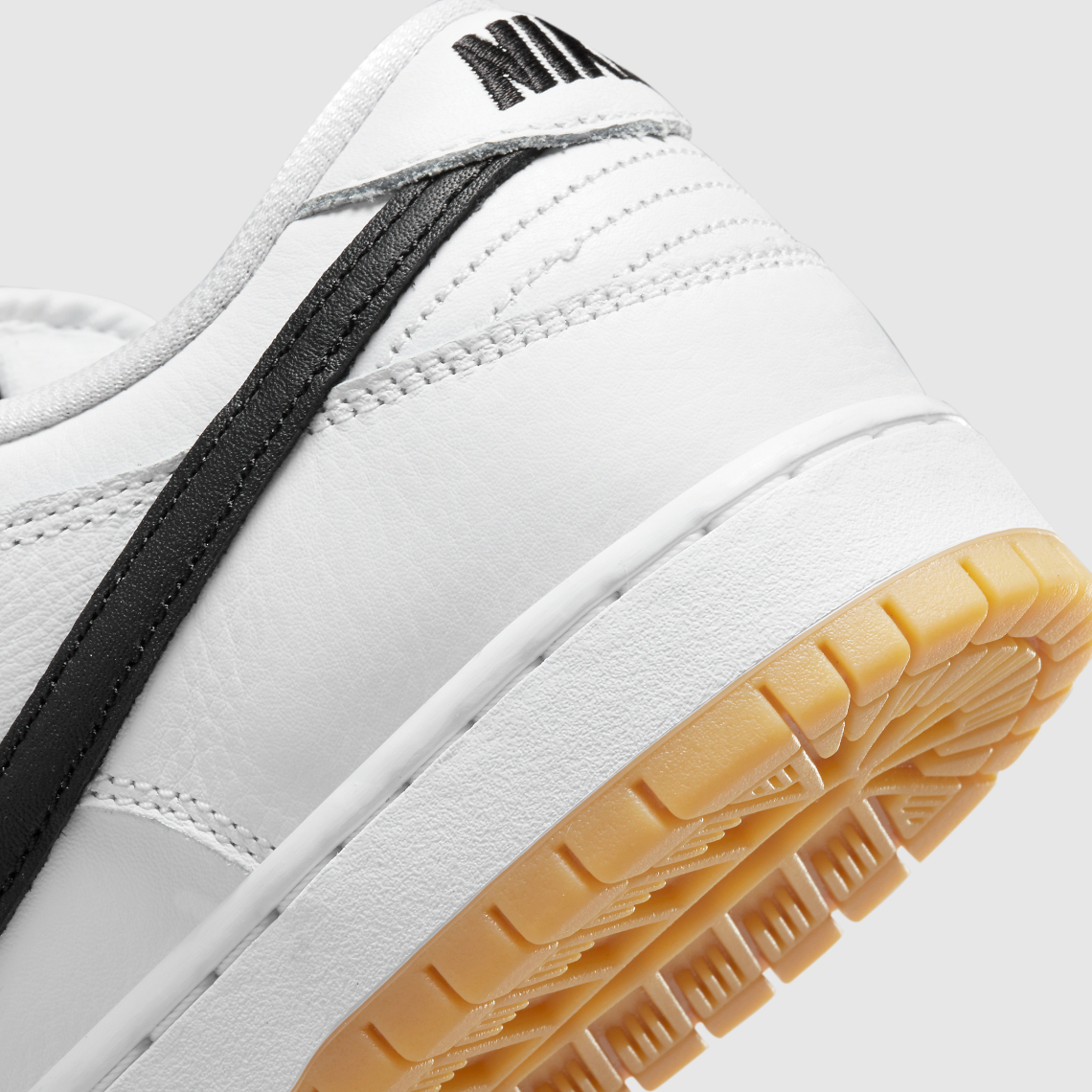 Nike SB Dunk Low White/Black/Gum mới nhất của mình với đế cao su - 8