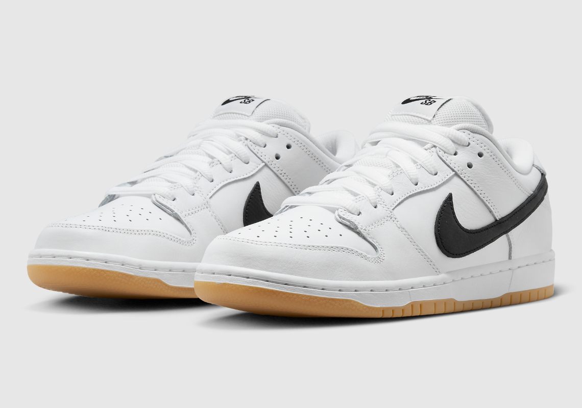 Nike SB Dunk Low "White/Black/Gum" mới nhất của mình với đế cao su