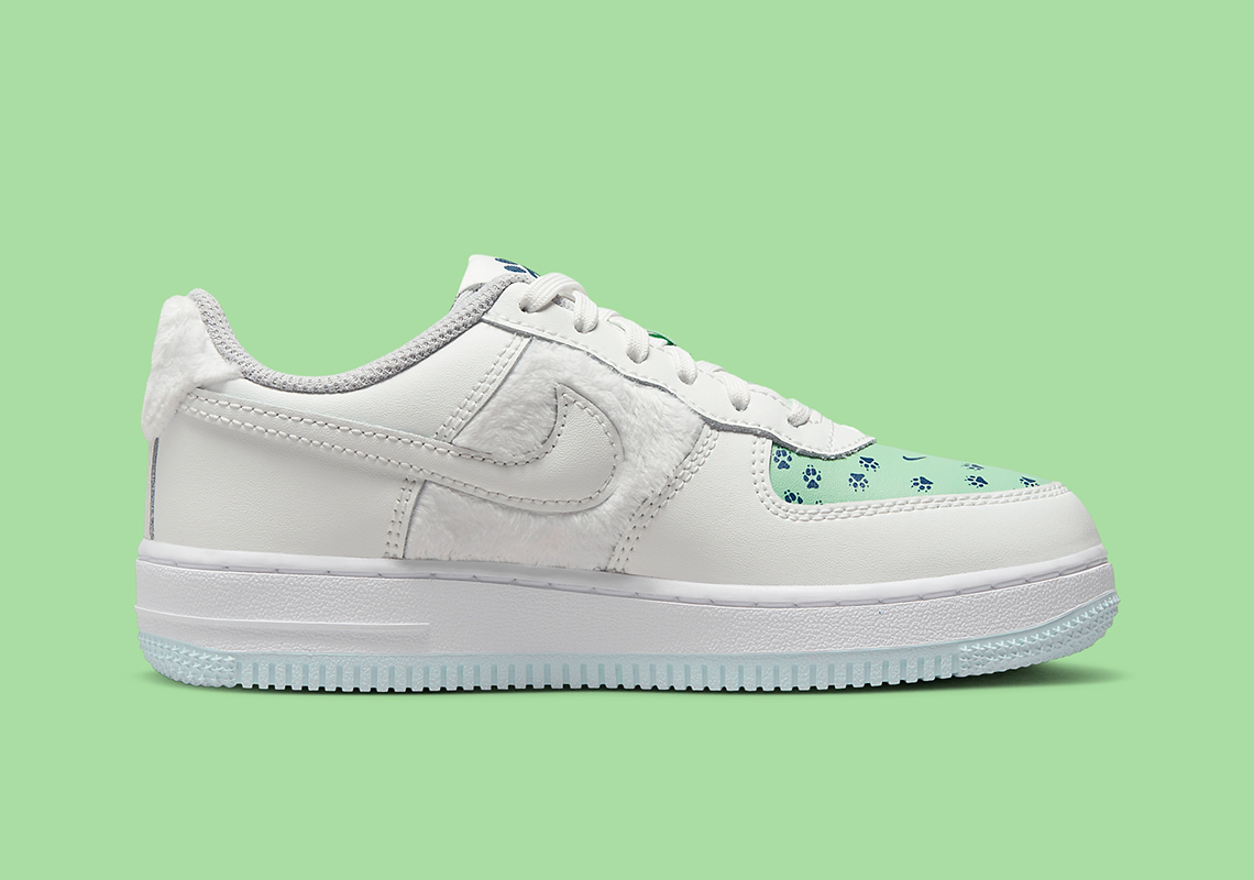 Nike thêm dấu chân gấu cho mẫu giày sneaker Nike Air Force 1 Low cho trẻ em - 4