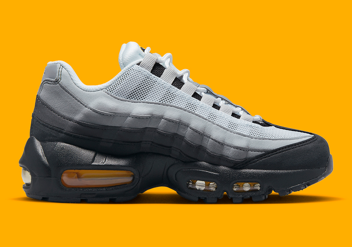 Nike thêm một vòng xoắn mini-swoosh cho Nike Air Max 95 GS Black Grey - 3
