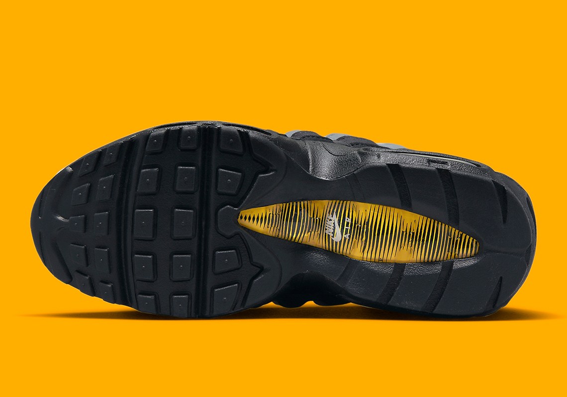Nike thêm một vòng xoắn mini-swoosh cho Nike Air Max 95 GS Black Grey - 6