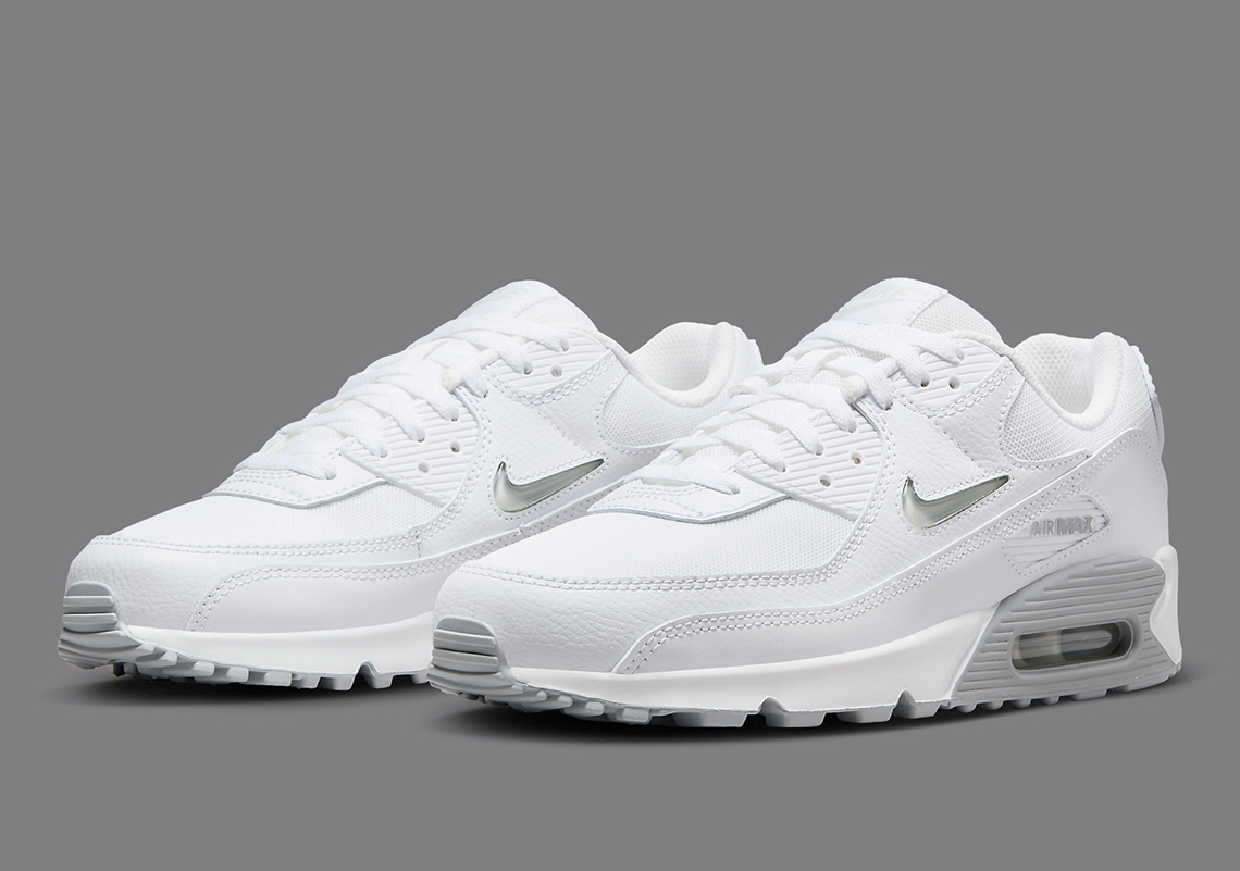 Nike trang trí cho đôi giày Air Max 90 màu trắng này với đường viền Swoosh lấp lánh - 1