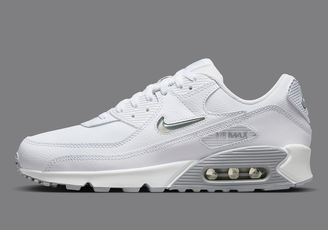 Nike trang trí cho đôi giày Air Max 90 màu trắng này với đường viền Swoosh lấp lánh - 2