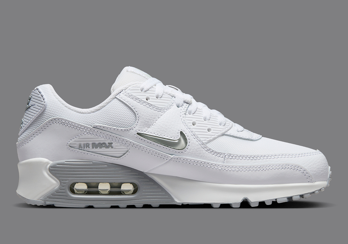 Nike trang trí cho đôi giày Air Max 90 màu trắng này với đường viền Swoosh lấp lánh - 3