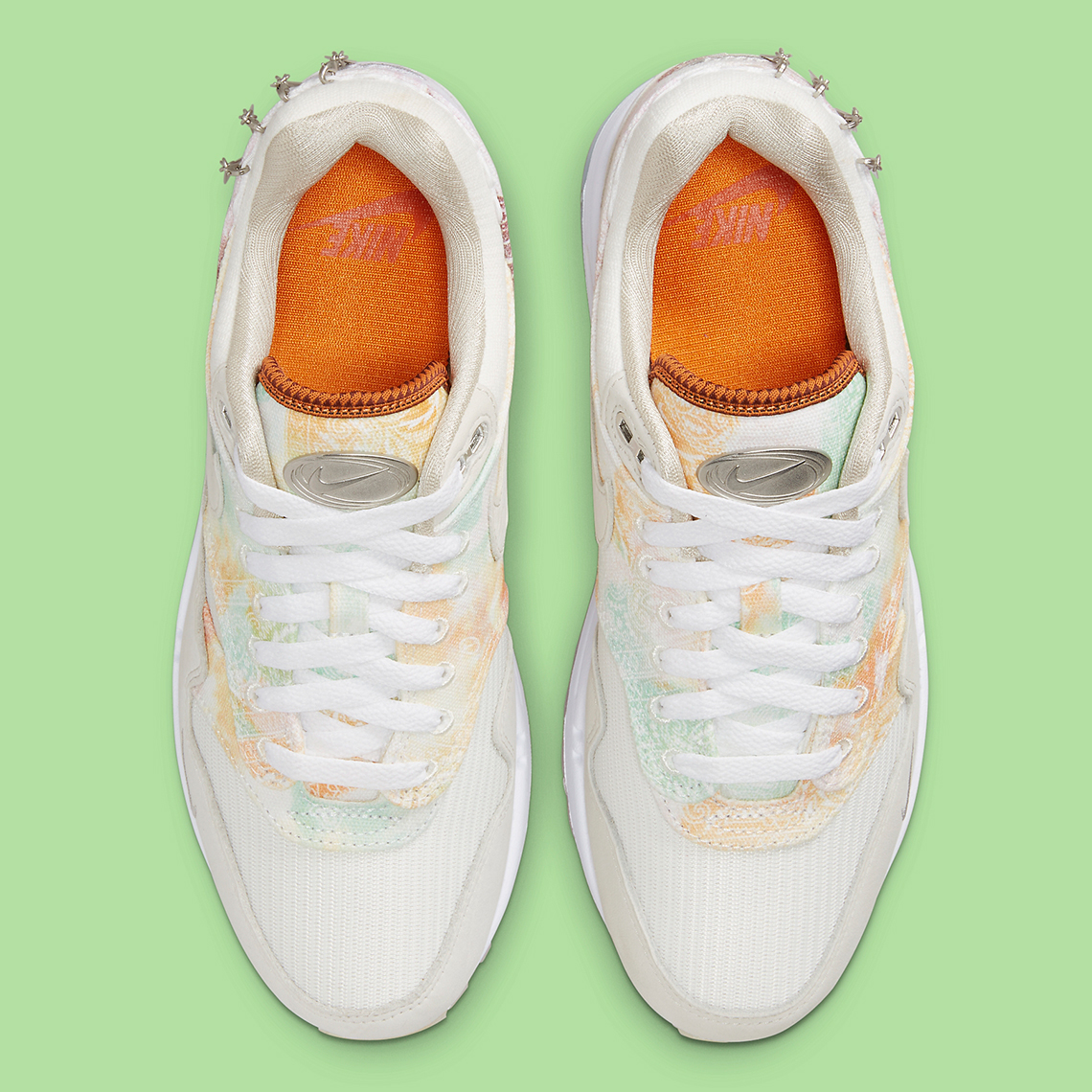 Nike tung ra phiên bản Air Max 1 cho nữ với dây giày kim loại. - 4