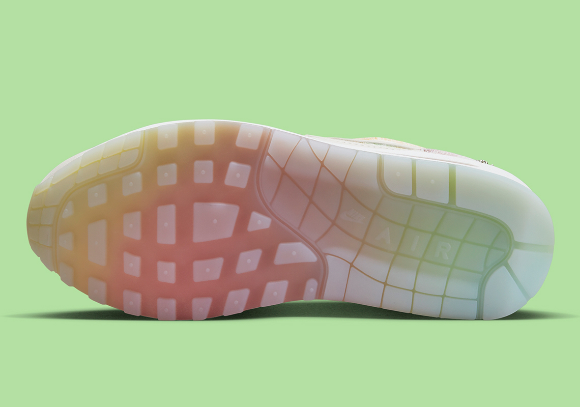 Nike tung ra phiên bản Air Max 1 cho nữ với dây giày kim loại. - 6