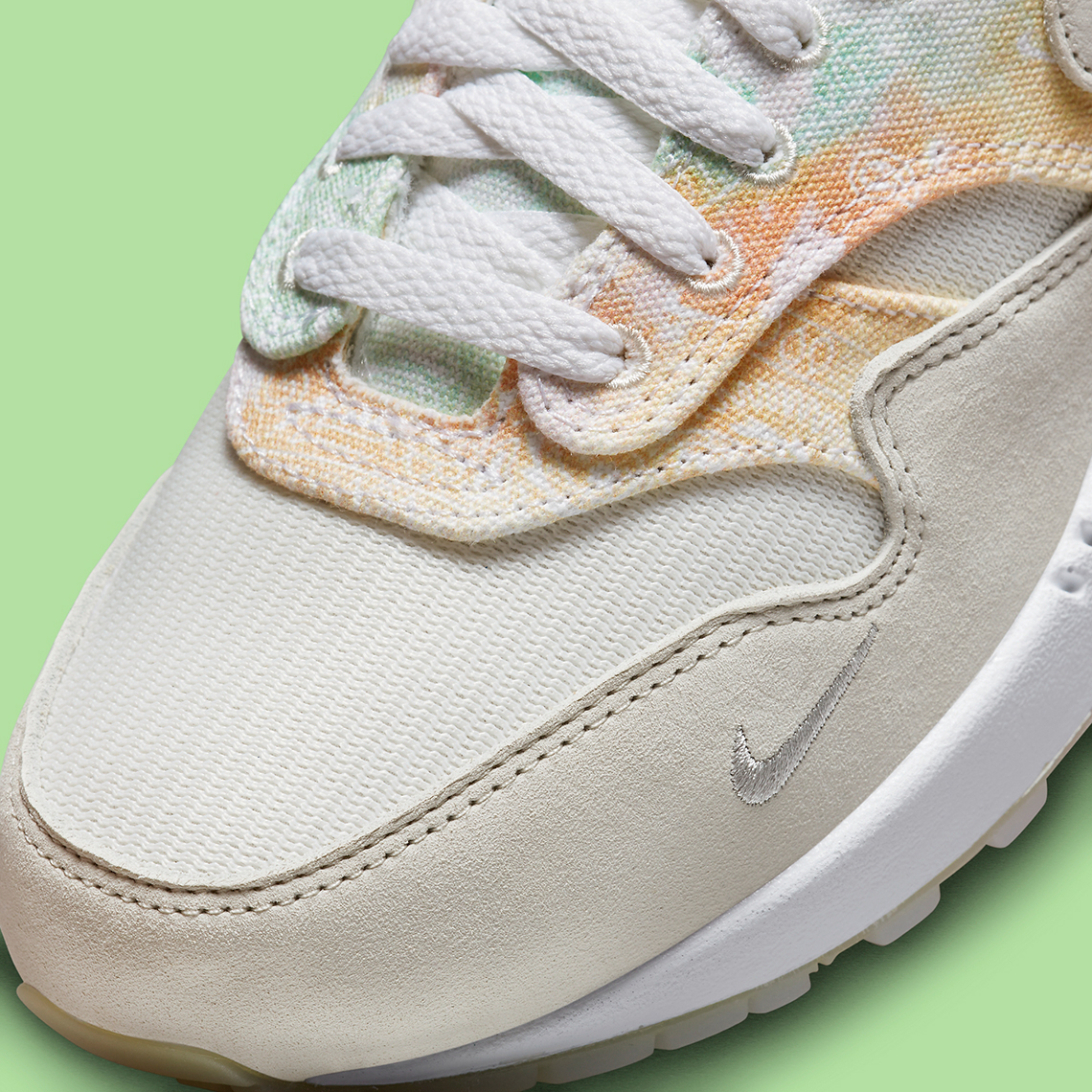 Nike tung ra phiên bản Air Max 1 cho nữ với dây giày kim loại. - 8