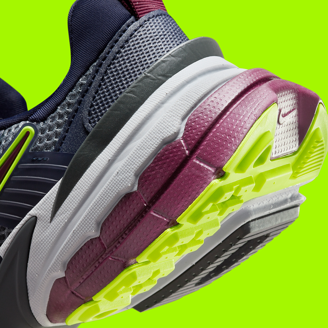 Nike V2K Run Obsidian/Burgundy: Giày Chạy Màu Sắc Đậm Cho Buổi Tối - 9