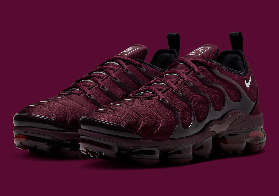 Nike Vapormax Plus Burgundy: Sự kết hợp tinh tế của giày thể thao và rượu vang