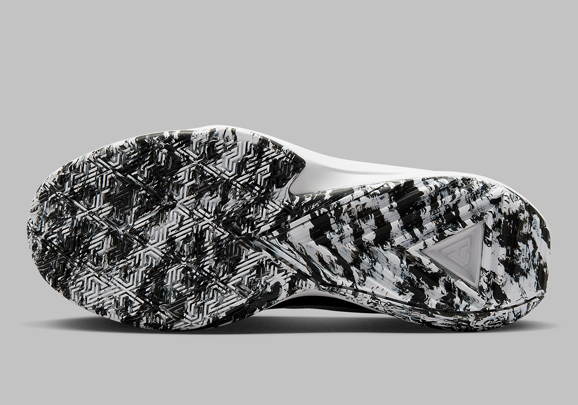 Nike Zoom Freak 5 Oreo: Phiên bản mới với gam màu Greyscale độc đáo | Sự kết hợp thú vị từ đam mê của Giannis Antetokounmpo! - 7