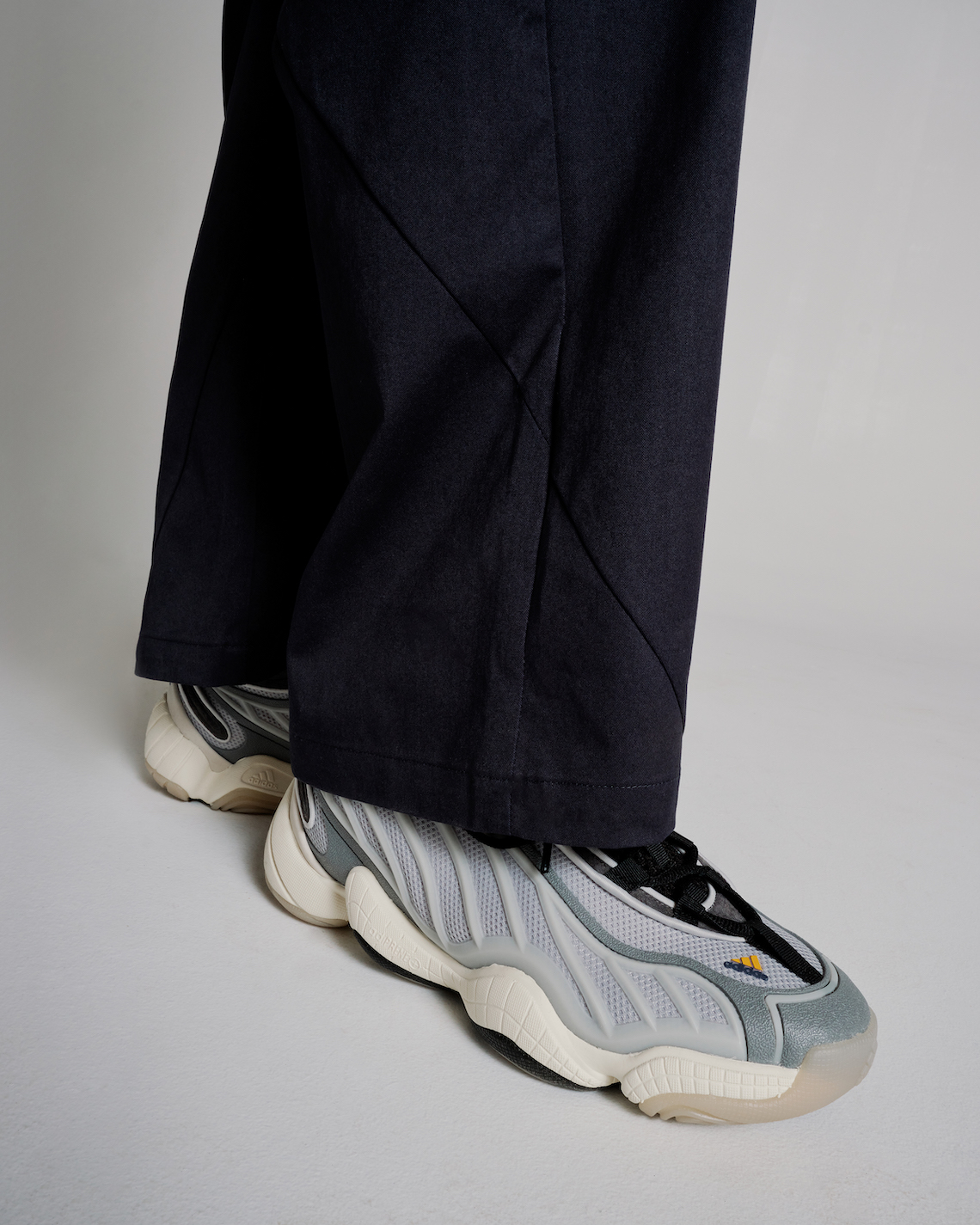 Packer Shoes tái hiện giày adidas FYW Intimidation trong mùa xuân 2023. - 8