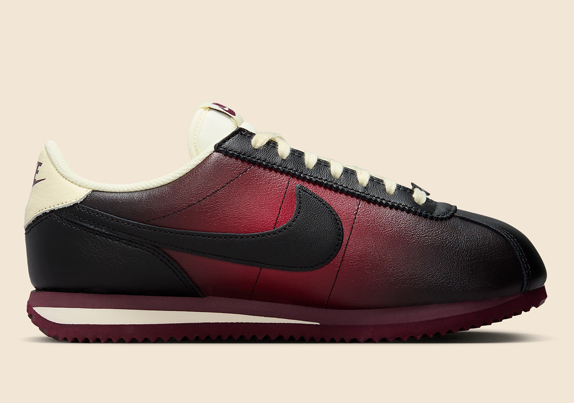 Phiên bản Nike Cortez màu Đen và Burgundy với lớp hoàn thiện đánh bóng - 3
