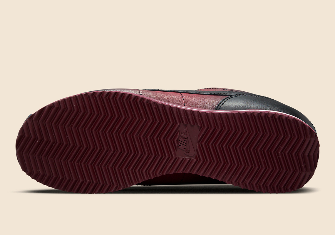 Phiên bản Nike Cortez màu Đen và Burgundy với lớp hoàn thiện đánh bóng - 5