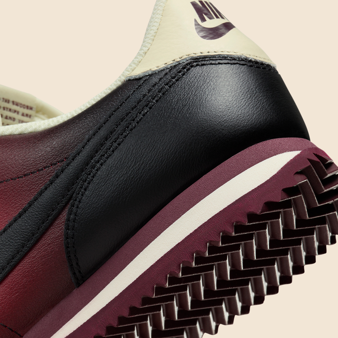 Phiên bản Nike Cortez màu Đen và Burgundy với lớp hoàn thiện đánh bóng - 8