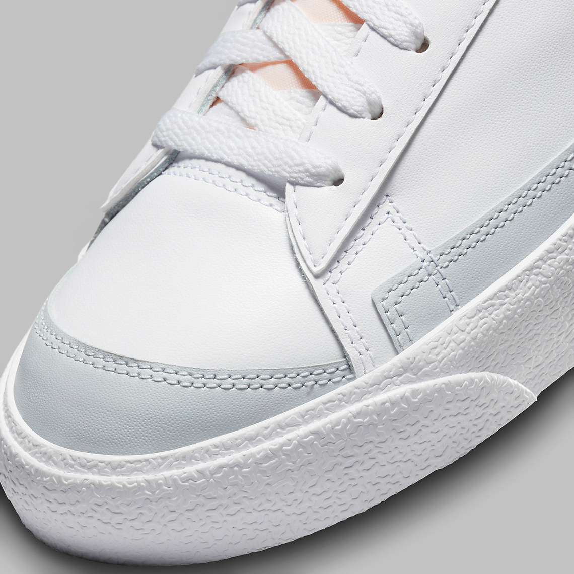 Phối màu trắng, xám và đen đơn giản nhưng linh hoạt xuất hiện trên Nike Blazer Low - 7