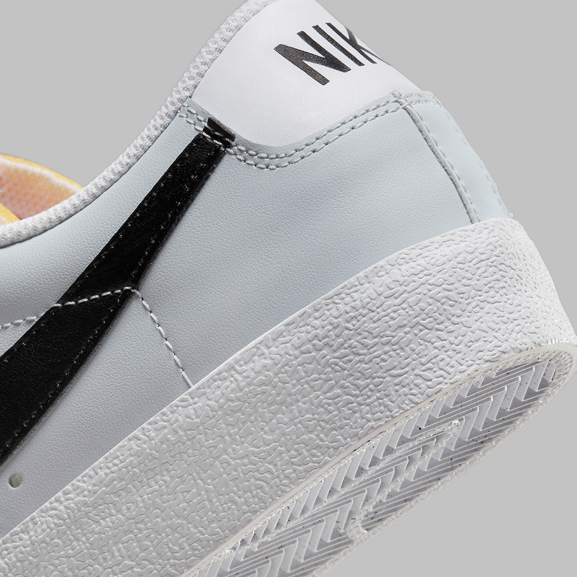 Phối màu trắng, xám và đen đơn giản nhưng linh hoạt xuất hiện trên Nike Blazer Low - 8