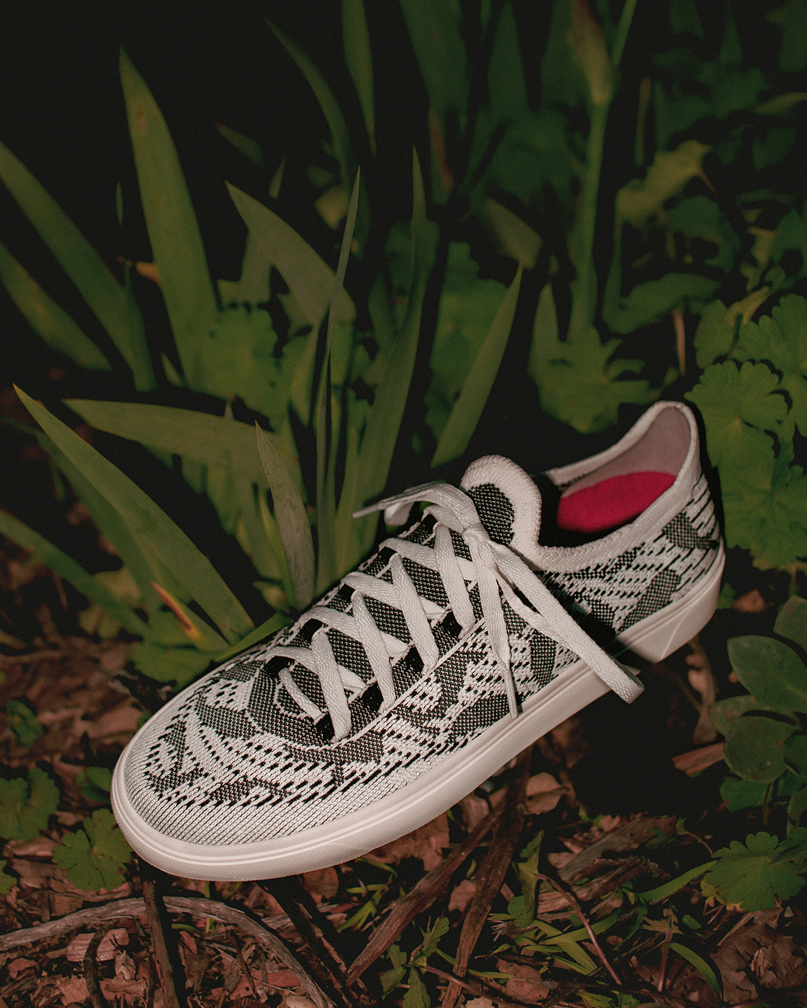 Proto Collective ra mắt giày sneaker đầu tiên: Iris, với công nghệ bền vững - 2