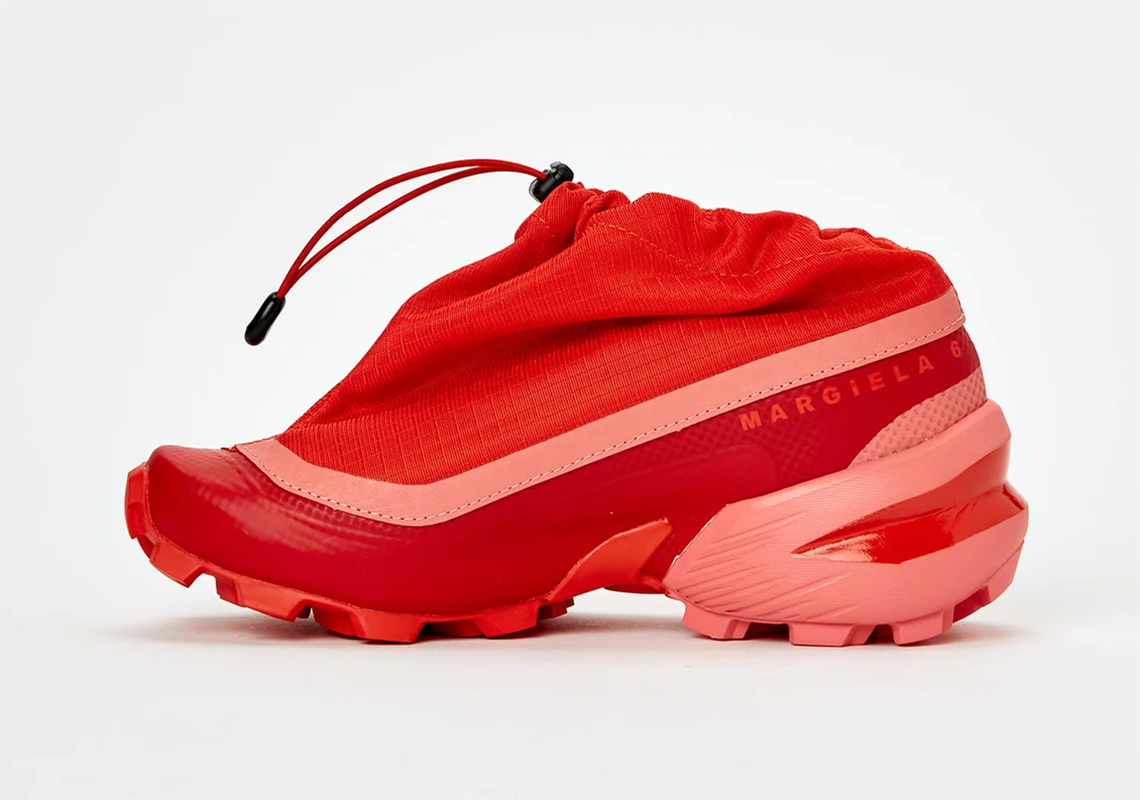 Rihanna diện giày Maison Margiela MM6 x Salomon Cross Low trong show giữa giờ Super Bowl LVII - 2