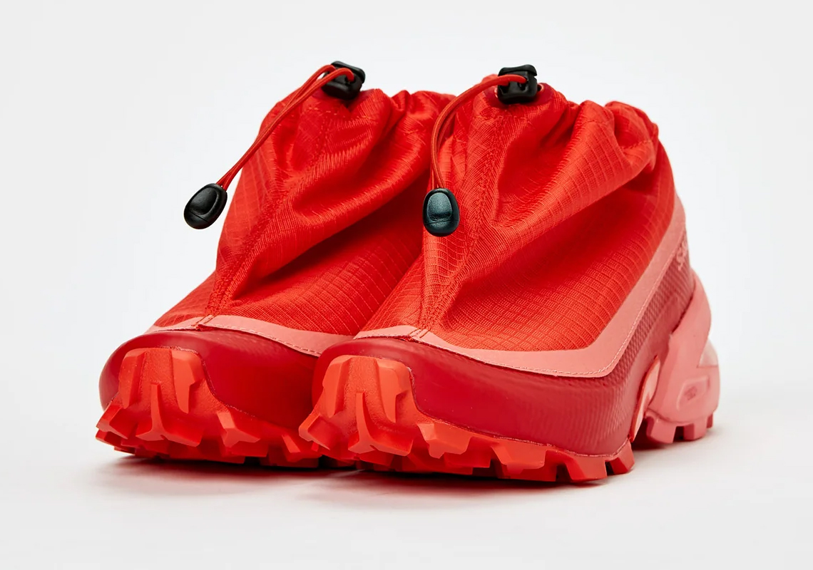 Rihanna diện giày Maison Margiela MM6 x Salomon Cross Low trong show giữa giờ Super Bowl LVII - 3