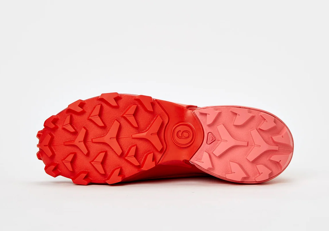 Rihanna diện giày Maison Margiela MM6 x Salomon Cross Low trong show giữa giờ Super Bowl LVII - 5