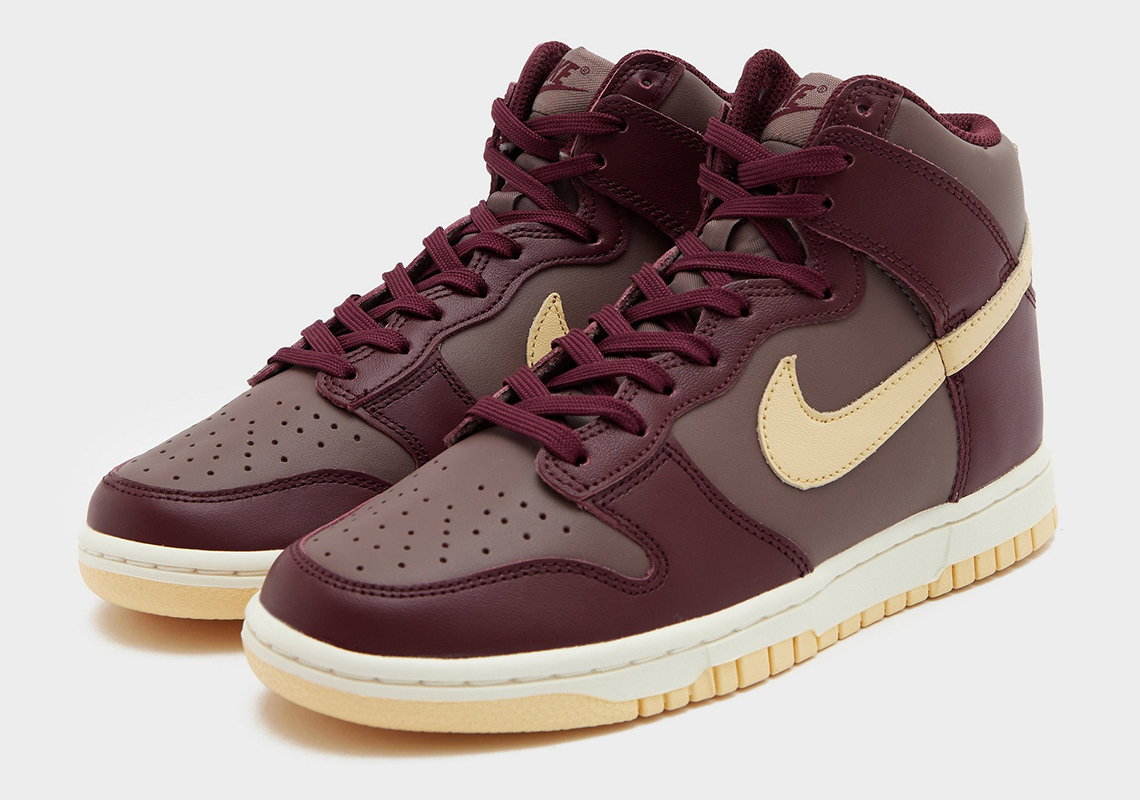 Sắc Màu Plum Eclipse Và Pale Vanilla Trên Đôi Giày Nike Dunk High Này - 2