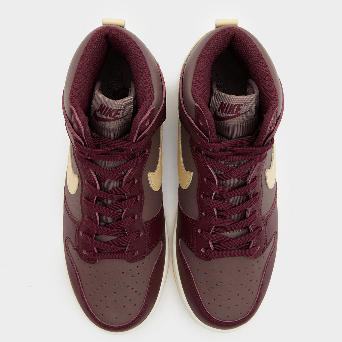 Sắc Màu Plum Eclipse Và Pale Vanilla Trên Đôi Giày Nike Dunk High Này - 3