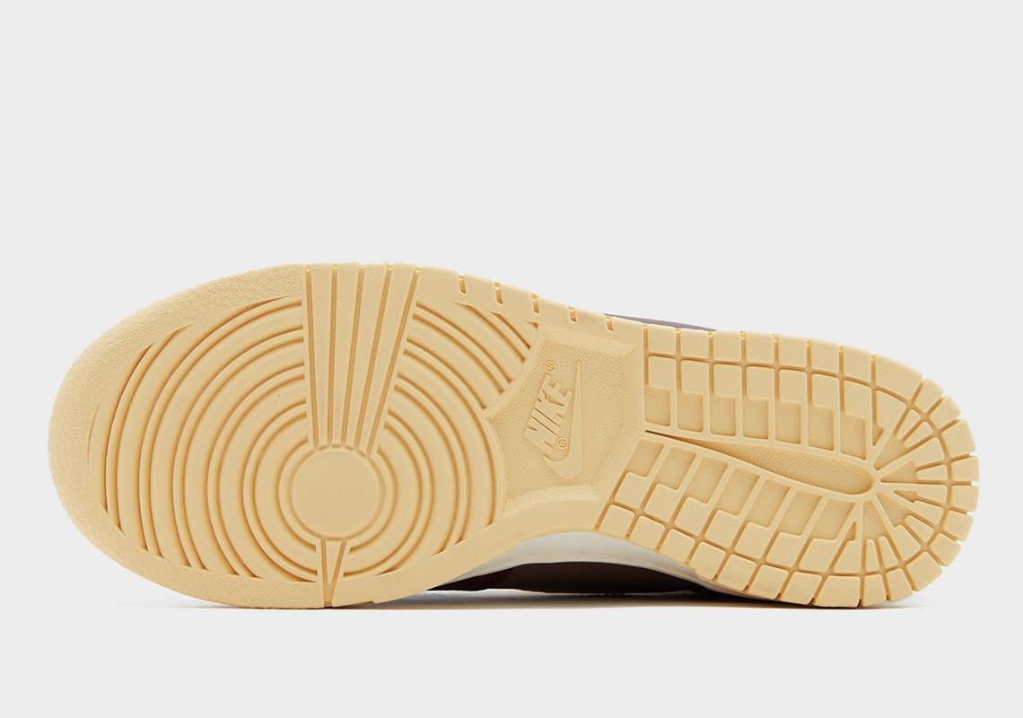 Sắc Màu Plum Eclipse Và Pale Vanilla Trên Đôi Giày Nike Dunk High Này - 5