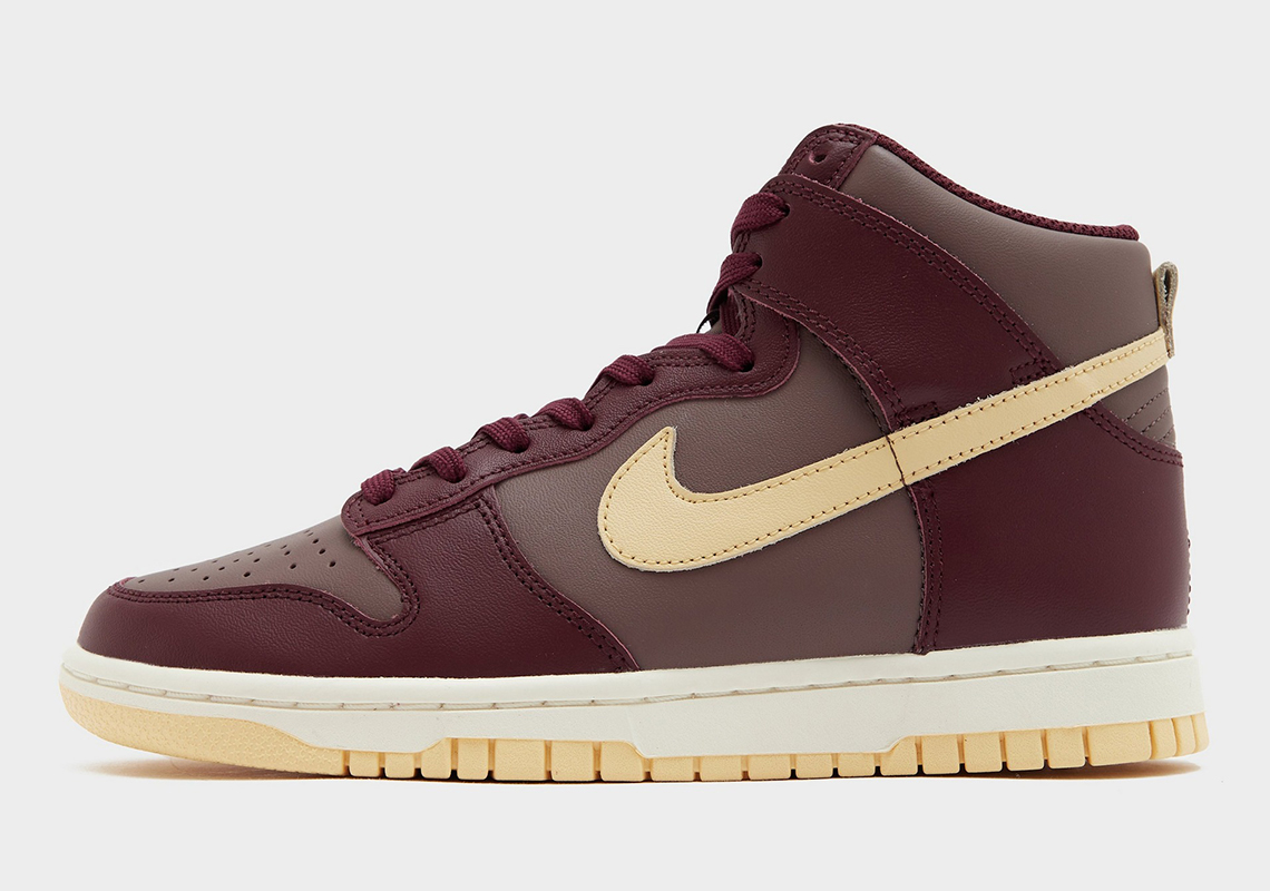 Sắc Màu "Plum Eclipse" Và "Pale Vanilla" Trên Đôi Giày Nike Dunk High Này