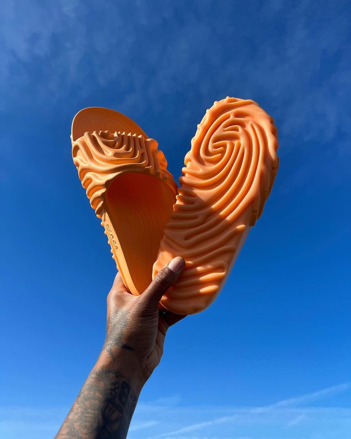 Salehe Bembury giới thiệu Crocs Pollex Slide phiên bản Citrus Milk vào ngày 25/5/2023 - 6