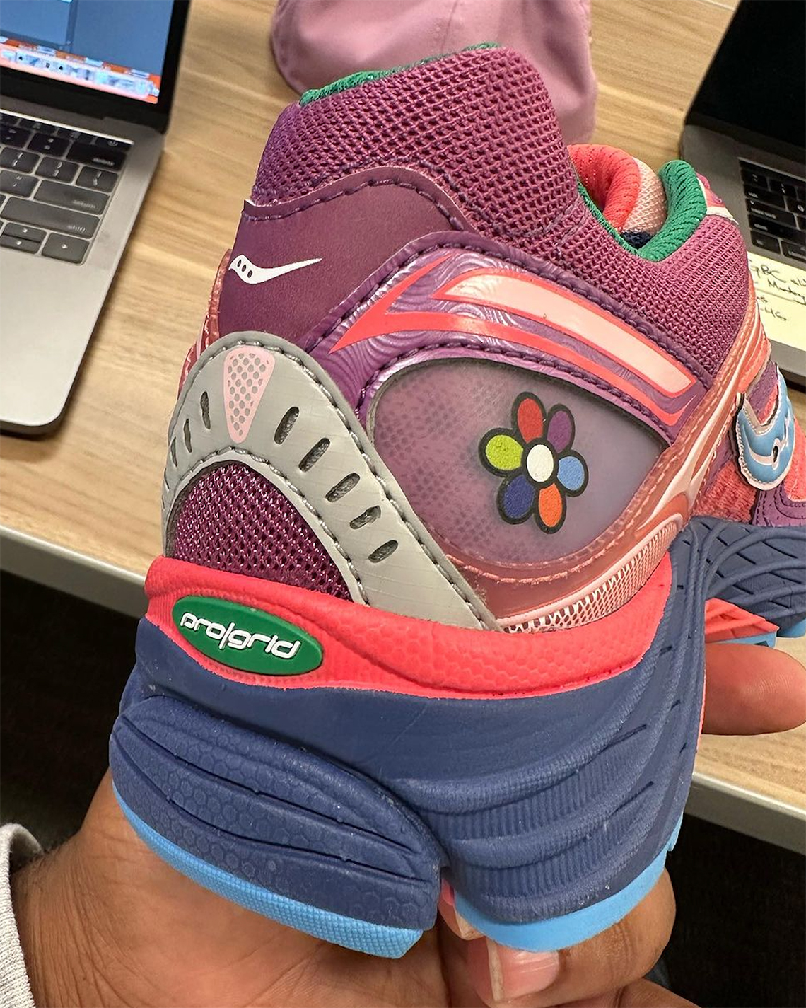 Saucony ProGrid Omni 9 'Fall 2024': Bất Ngờ với Màu Sắc Độc Đáo - 4