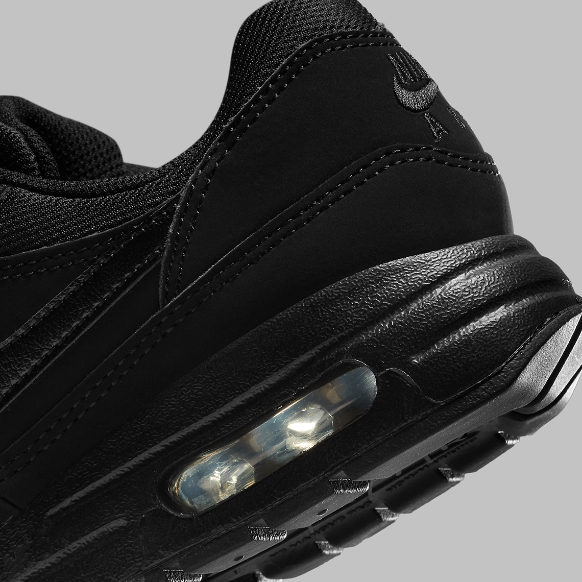 Siêu phẩm Nike Air Max 1 Triple-Black dành riêng cho trẻ em - Cùng khám phá ngay! - 7