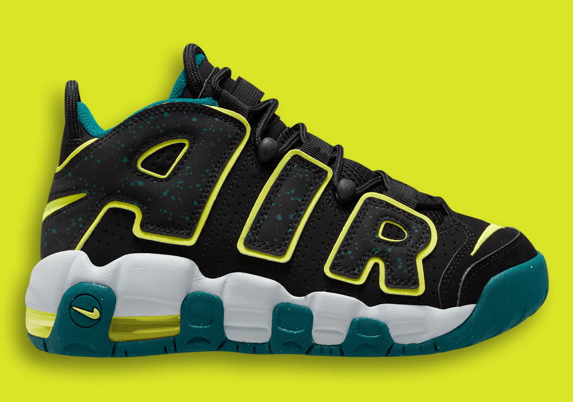 Sơn bắn và màu vàng neon làm nổi bật GS Nike Air More Uptempo này - 1