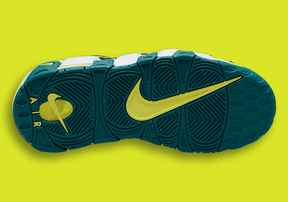 Sơn bắn và màu vàng neon làm nổi bật GS Nike Air More Uptempo này - 4