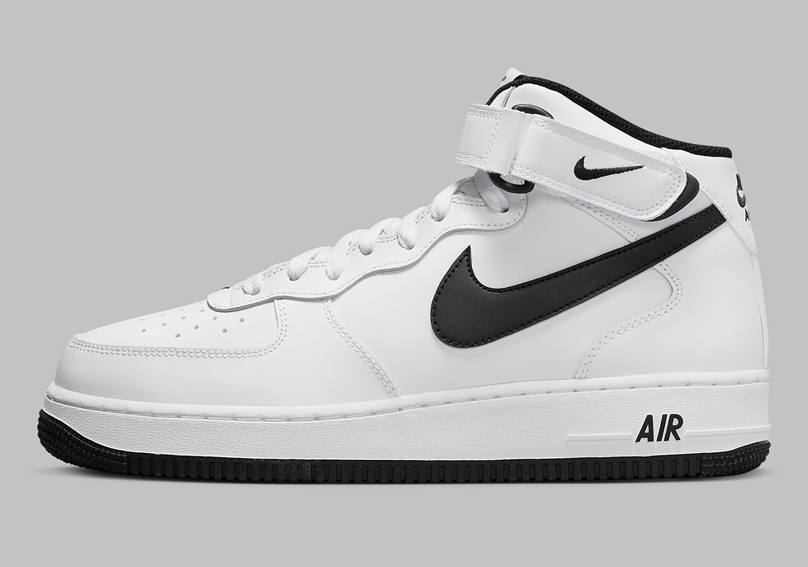 Sự kết hợp màu đen/trắng của Nike Air Force 1 Mid  - 1