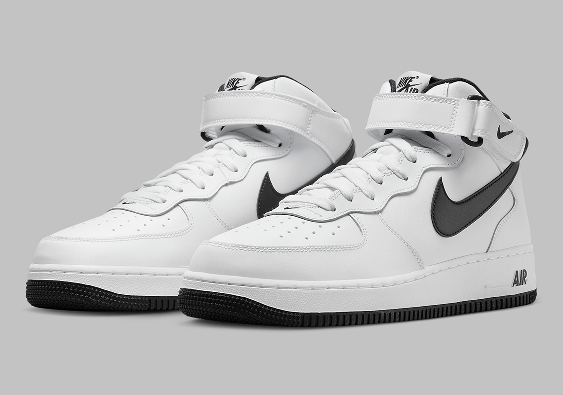 Sự kết hợp màu đen/trắng của Nike Air Force 1 Mid  - 2