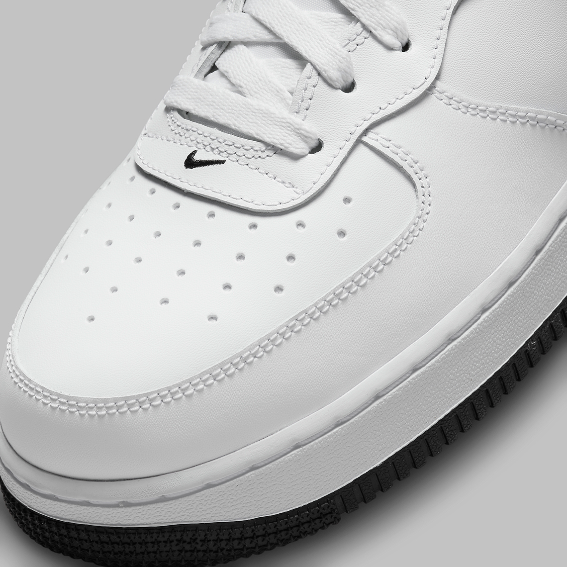 Sự kết hợp màu đen/trắng của Nike Air Force 1 Mid  - 8