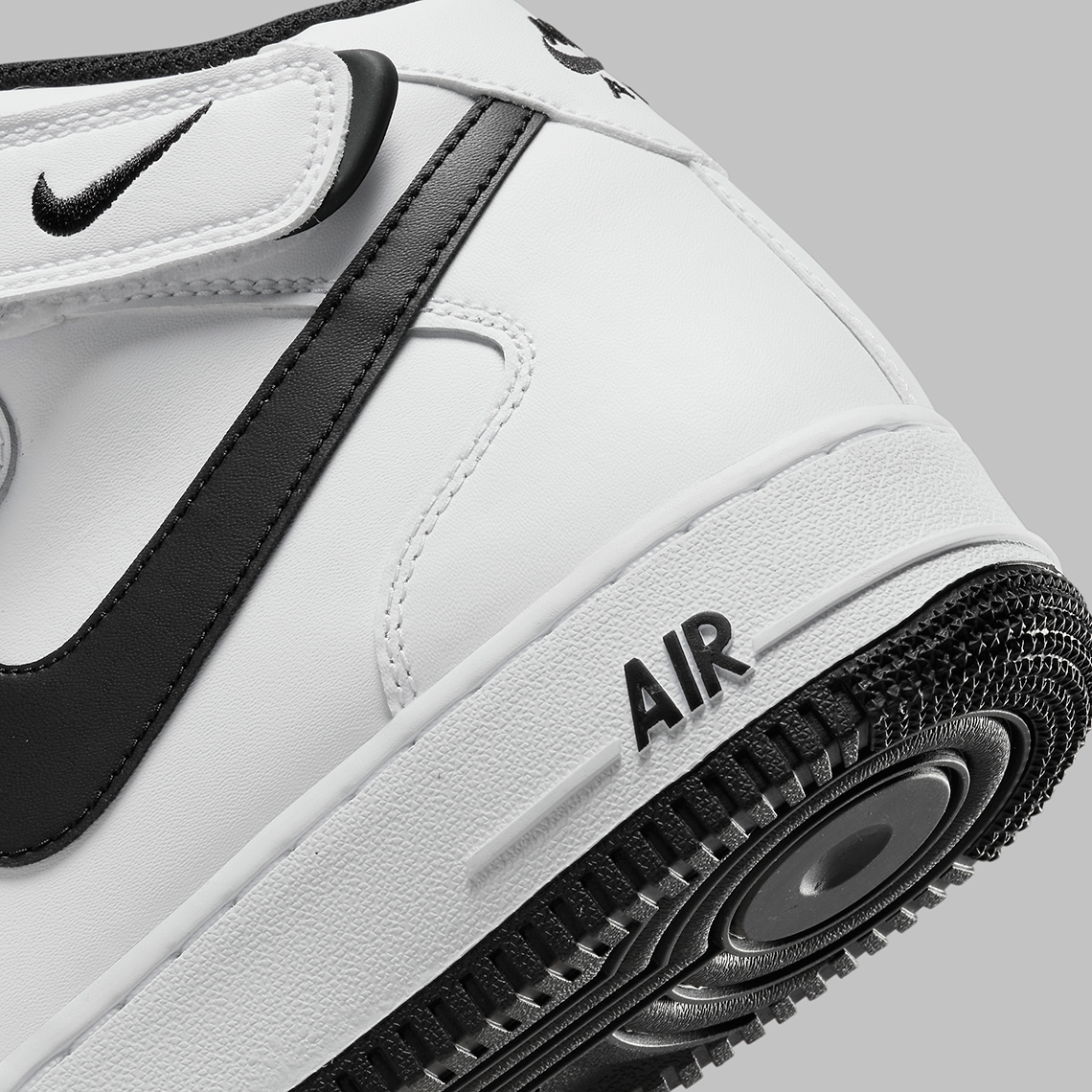 Sự kết hợp màu đen/trắng của Nike Air Force 1 Mid  - 9
