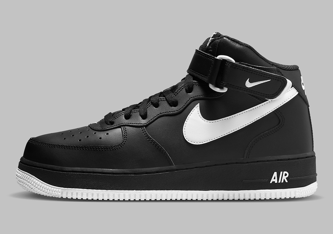 Sự kết hợp màu đen/trắng tạo lên mẫu Nike Air Force 1 Mid này - 1