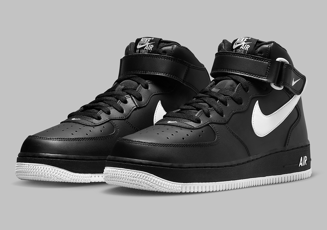 Sự kết hợp màu đen/trắng tạo lên mẫu Nike Air Force 1 Mid này - 2