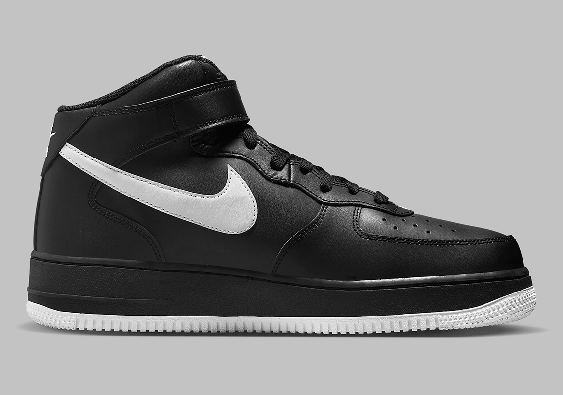 Sự kết hợp màu đen/trắng tạo lên mẫu Nike Air Force 1 Mid này - 3