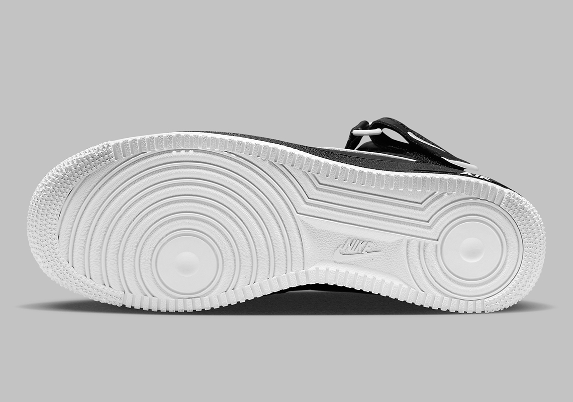 Sự kết hợp màu đen/trắng tạo lên mẫu Nike Air Force 1 Mid này - 6