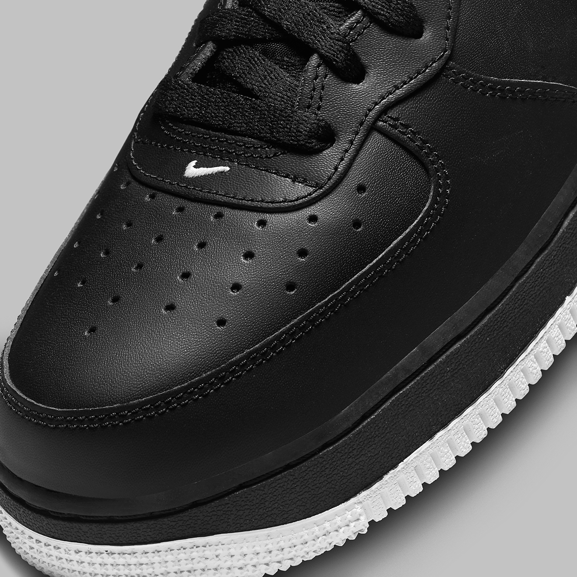 Sự kết hợp màu đen/trắng tạo lên mẫu Nike Air Force 1 Mid này - 7