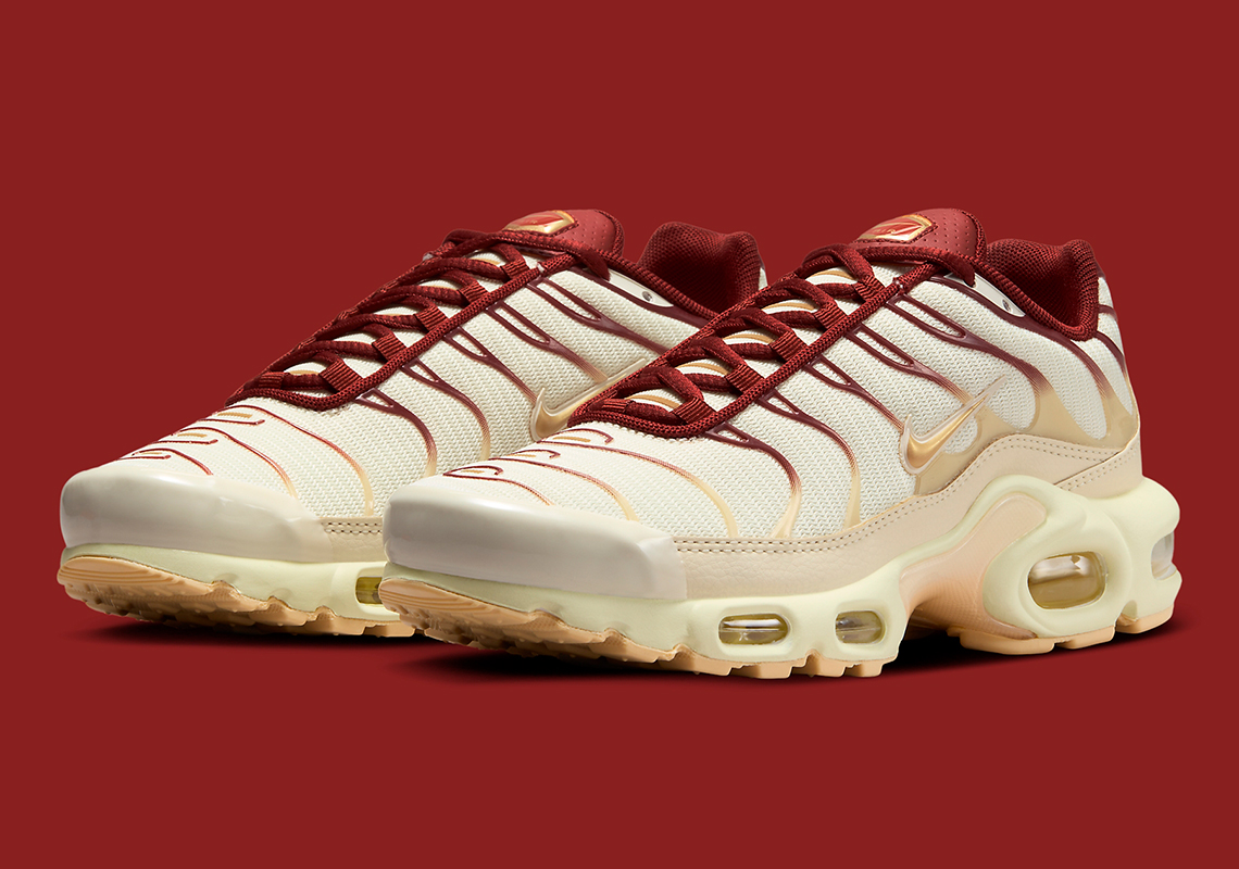 Sự kết hợp màu đỏ đội vàng tạo nên phong cách hoàng gia cho Nike Air Max Plus - 1