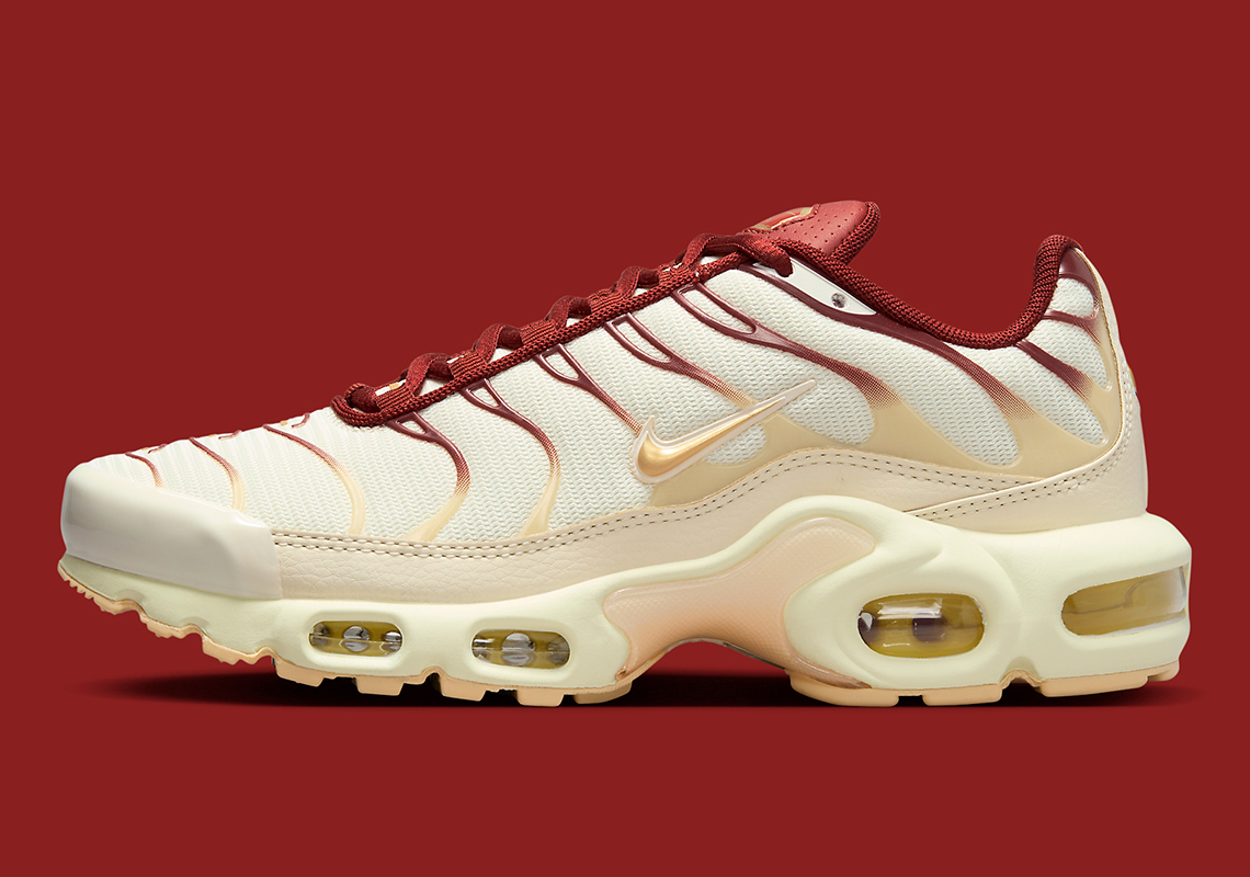 Sự kết hợp màu đỏ đội vàng tạo nên phong cách hoàng gia cho Nike Air Max Plus - 2