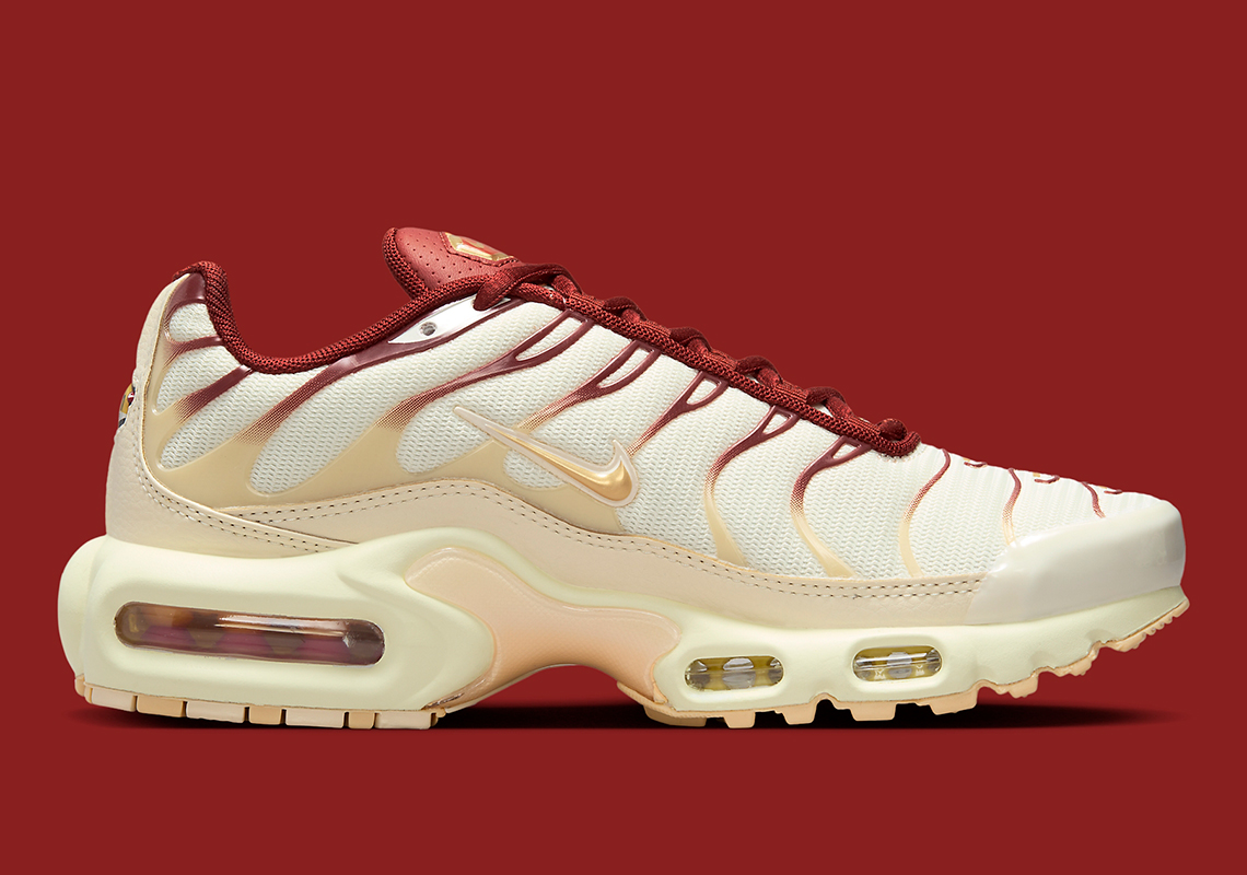 Sự kết hợp màu đỏ đội vàng tạo nên phong cách hoàng gia cho Nike Air Max Plus - 3